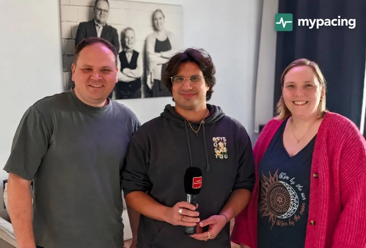Drei Menschen stehen nebeneinander. Die Person in der Mitte hält ein Mikrofon von Radio Bochum. Rechts oben ist das mypacing-Logo zu sehen.