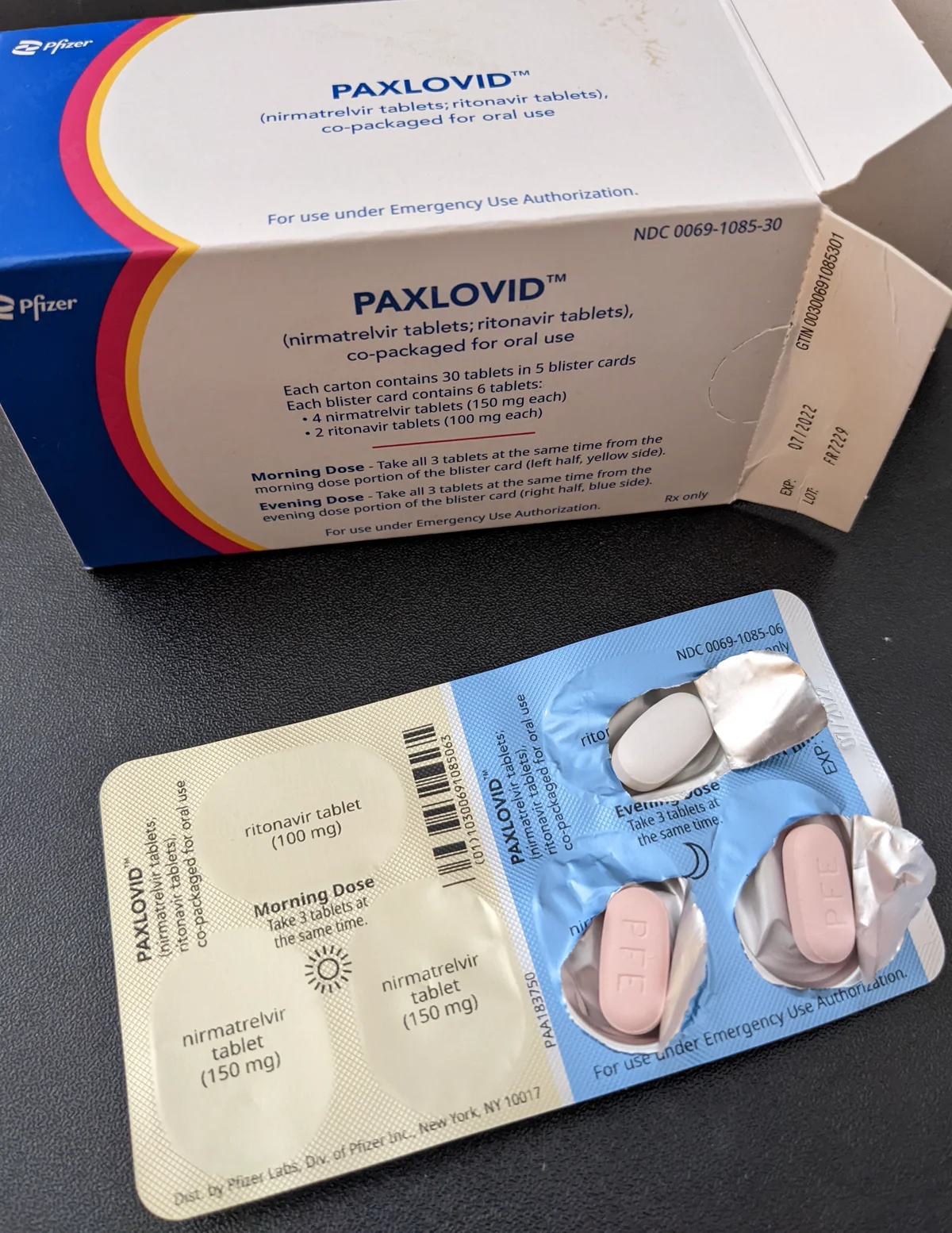 Historisches Originalfoto einer Paxlovid-Packung mit Tablettenblister aus dem Jahr 2022.